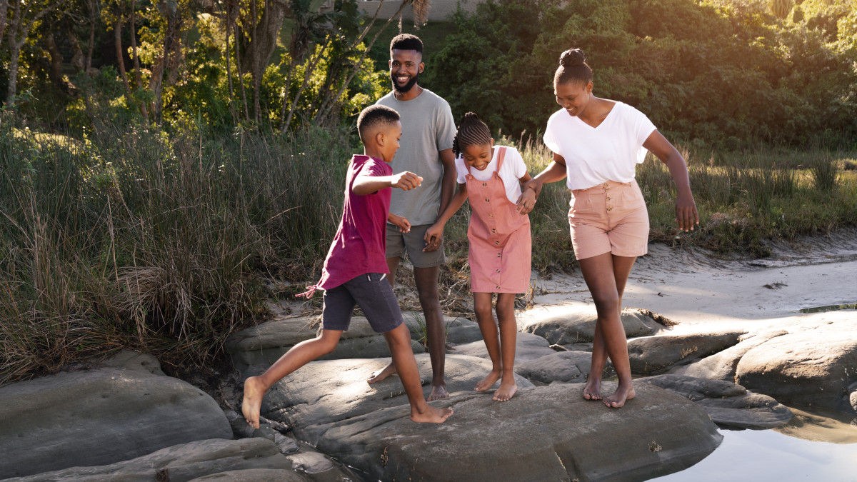 Une famille profite d'un voyage en bord de rivière.